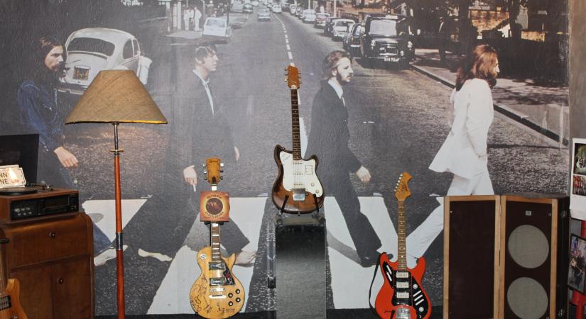 Beatles, Led Zeppelin, Eric Clapton és Steven Seagal – Időutazás a szobránci gitármúzeumban (Képekkel)