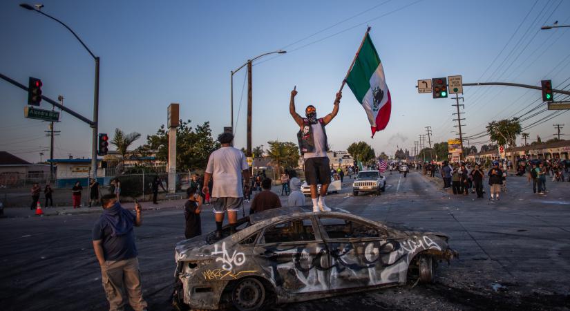 Lángok Los Angeles utcáin: összecsaptak a tüntetők és a rendőrök – fotókon a káosz