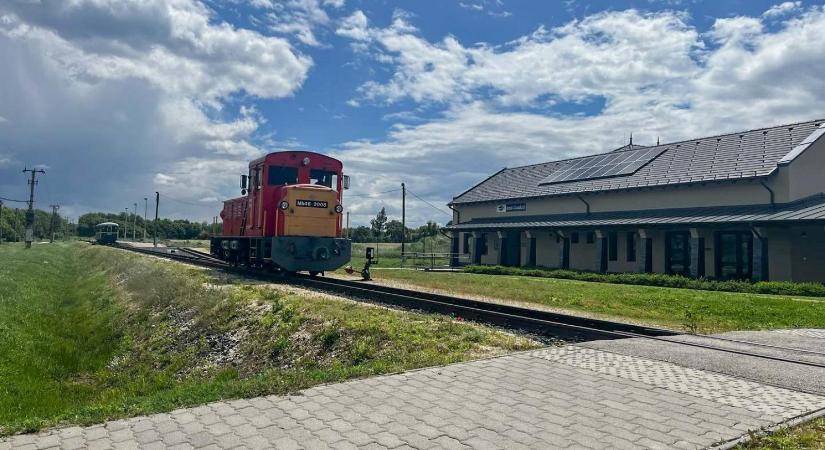 Hadházy Ákos: három éve adták át Csisztapusztán a balatonfenyvesi kisvasút állomását, ám most töküres