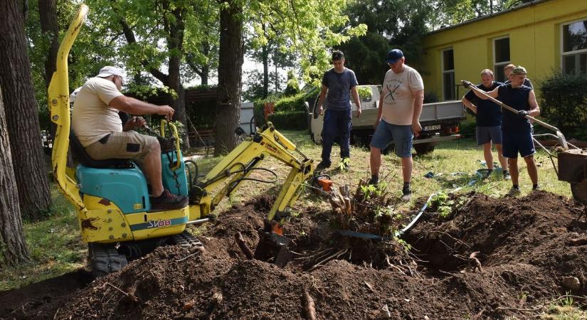 Valóra válhat a gyerekek álma, társadalmi munkával készül az új park Karcagon – galériával