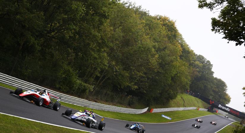Történelmet írt a fiatal magyar autóversenyző: Molnár Martin az első, aki Formula–4-es futamot nyert