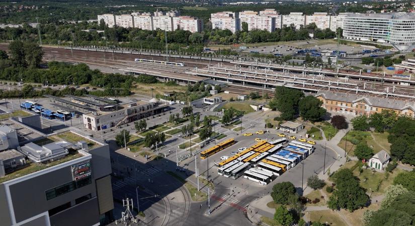 Vitézy Dávid szerint igazi kuriózum a 24 órás késéssel érkező pótlóbusz, a vidékről felvezényelt sofőrök sem értik, miért rendelték be őket