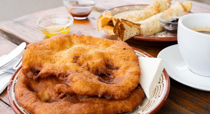 Ilyen nincs! Ebben a büfében 2600 egy sima, 3900 egy sajtos-tejfölös lángos 2025-ben