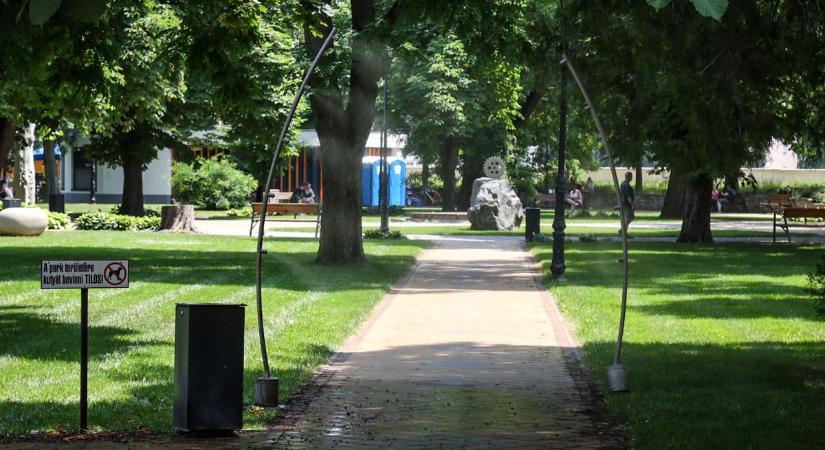 Hőségriadó: Szolnokon párakapuk, vízosztás és közkifolyók biztosítják a felfrissülést