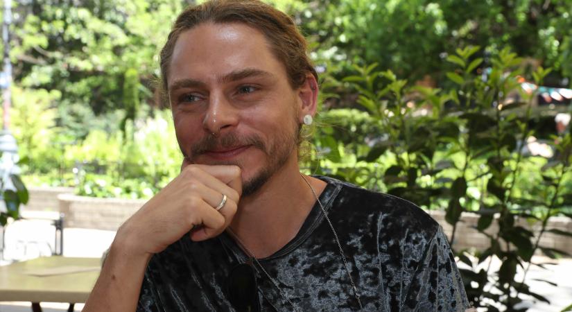 „Nincs más eszköz a kezünkben” – Steiner Kristóf talált egy "takarítórongyot" a gyűlöletkultúra ellen