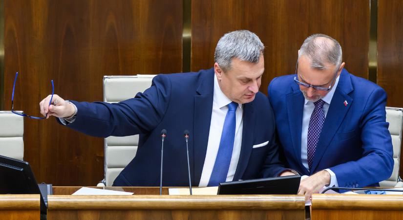 Senki sem akar felelősséget vállalni Danko oroszpárti javaslatáért, a koalíció és az ellenzék egymást hibáztatja