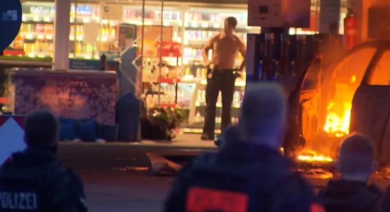 Egy baltás férfi felgyújtotta autóját, majd elbarikádozta magát egy hannoveri benzinkúton