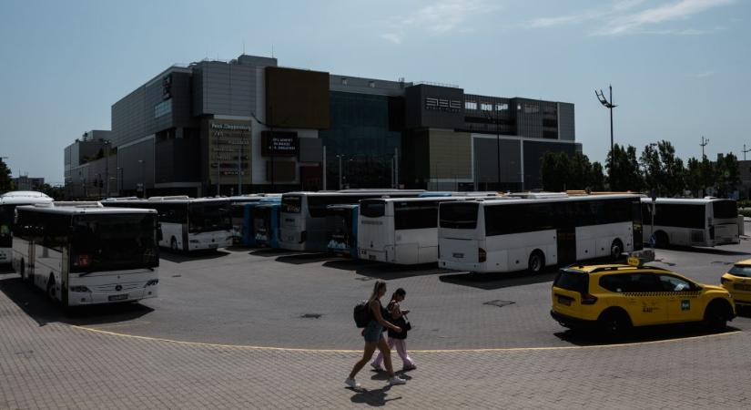 Tucatnyi busz áll készenlétben Kelenföldön, ha összeomlana a vonatközlekedés – galéria