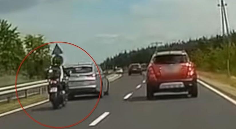 Brutális vadulást mutatott be a motoros - Ettől a rendőrök álla is leesett - videó