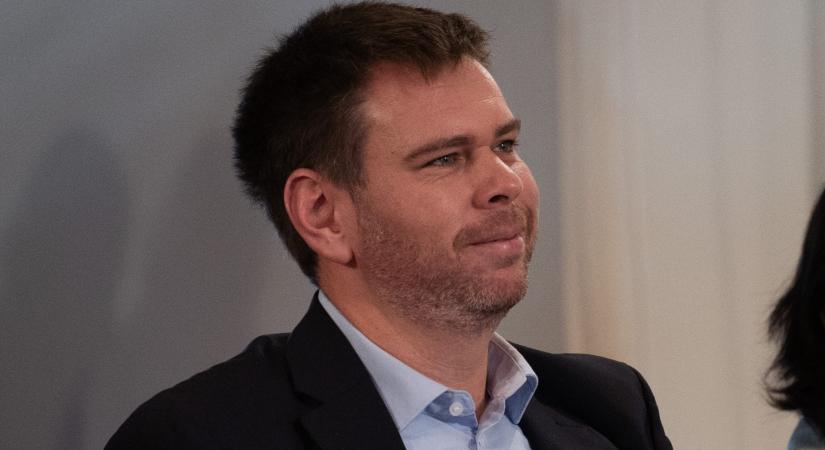 „Igazi kuriózum, az egy nap késéssel érkező pótlóbusz” – Vitézy Dávid ismét nekiment a MÁV-nak és Lázár Jánosnak