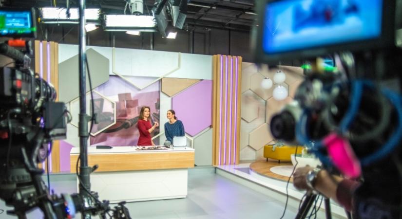 Ezt a 30 éves albán műsorvezetőt tartják most a világ egyik legszebb nőjének: Eva Murati lábai előtt hevernek a férfiak