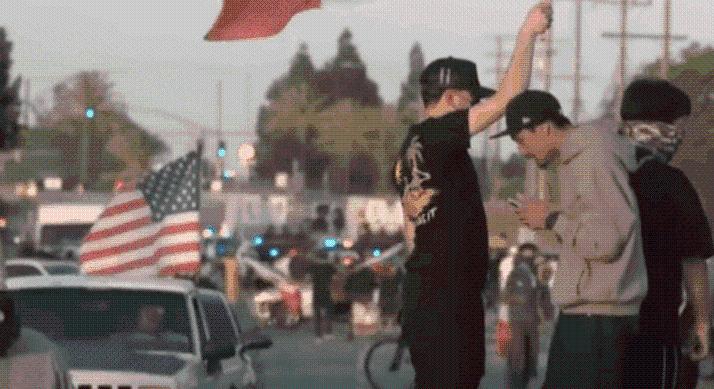 Zavargások és könnygáz Los Angeles utcáin– Trump bevetette a Nemzeti Gárdát, a helyzet robbanás közeli