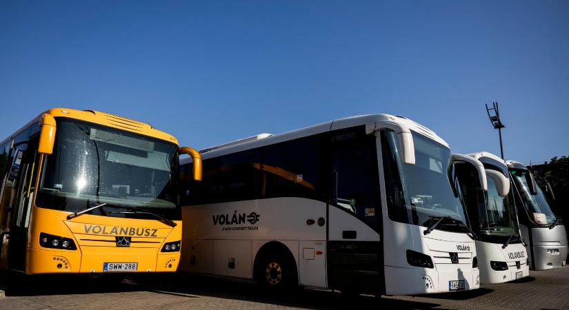 Mosdó és étkezési lehetőség nélkül várják az esetleges bevetést a MÁV miatt a fővárosba rendelt buszsofőrök