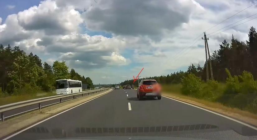 Videón az életveszélyes manőver: jobbról előzött a motoros, kis híján baleset lett belőle
