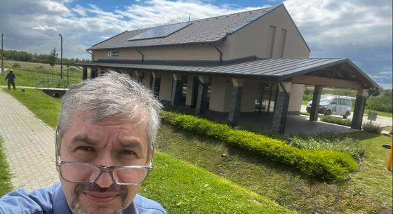 „Ez felépült, csak minek” – a csisztapusztai kisvasútállomáson járt Hadházy Ákos