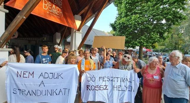 STRANDOLÓK KONTRA FESZTIVÁL – Demonstráltak a káptalanfürediek
