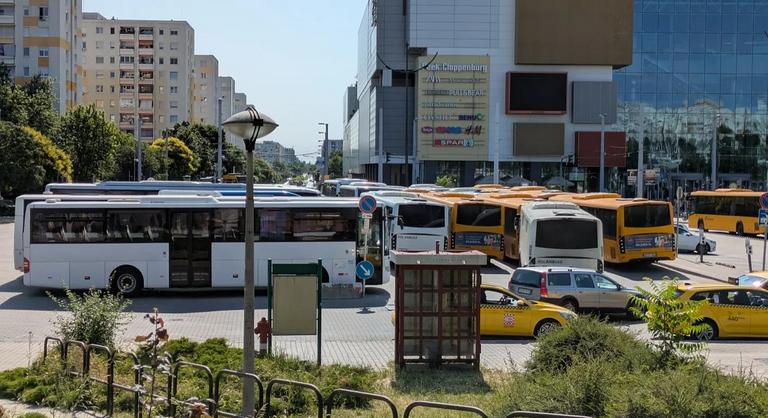 Klímás buszok és politikai adok-kapok: így próbálta menteni a MÁV a balatoni fővonal káoszát