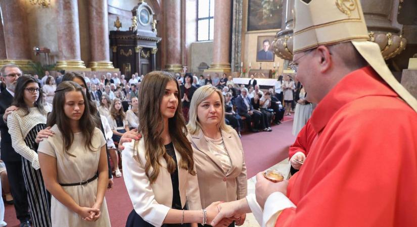 Méltónak találtattak - Bérmálás a Szombathelyi Székesegyházban