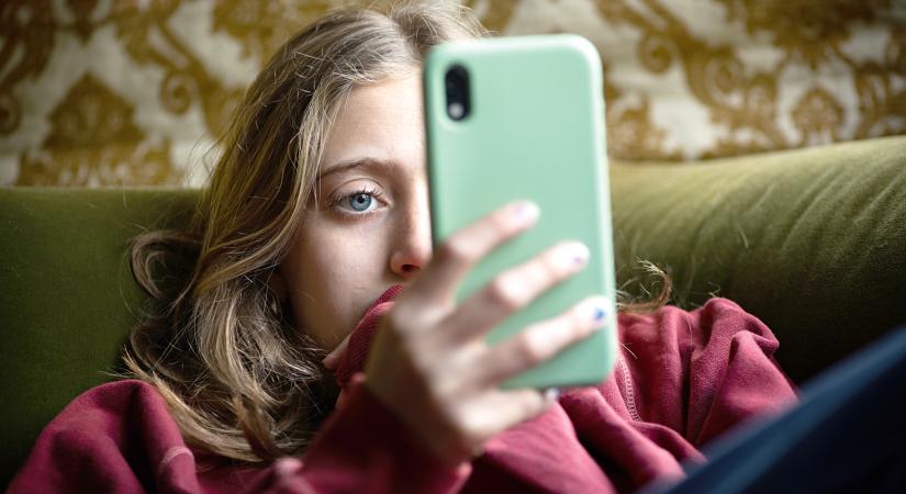 Ha a szobájában van, nem eshet baja? Kamaszok a digitális térben