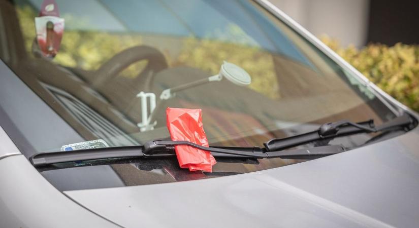 Egy rossz mozdulat miatt kellett tetemes bírságot fizetnie a debreceni parkolásért