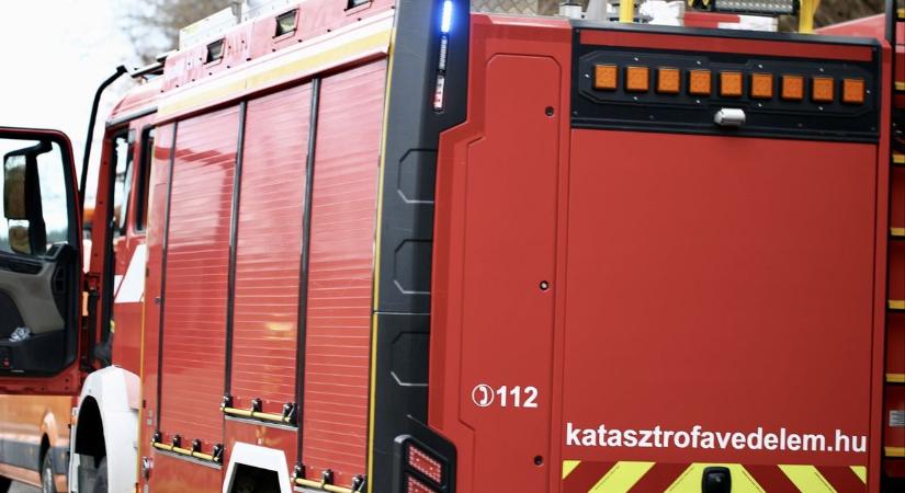 Lesodródott az útról, korlátnak ütközött, majd kigyulladt egy autó