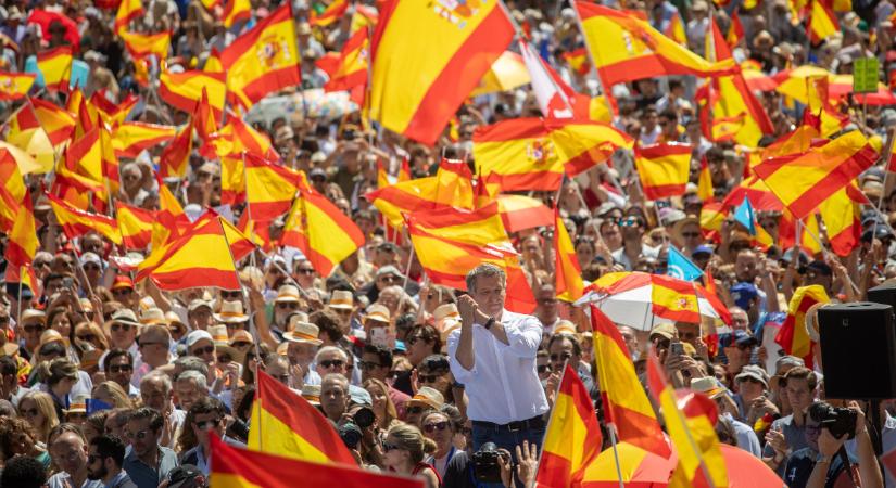 Százezres elégedetlen tömeg Madrid belvárosában