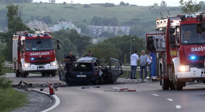 Korlátnak ütközött, majd kigyulladt egy autó – félpályás útlezárás a Balatonnál