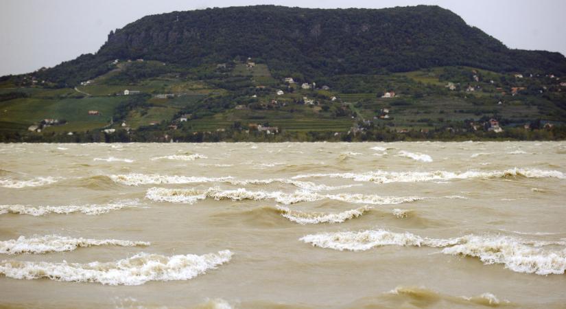 Alaposan felkorbácsolta a Balaton vizét a vihar – videó