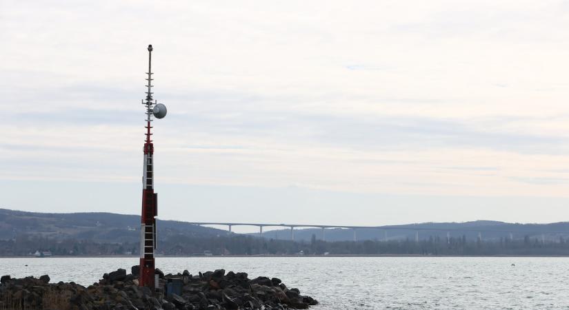 Lecsapott a viharos szél a Balatonra, már csak a bátrabbak vannak a vízben – videó