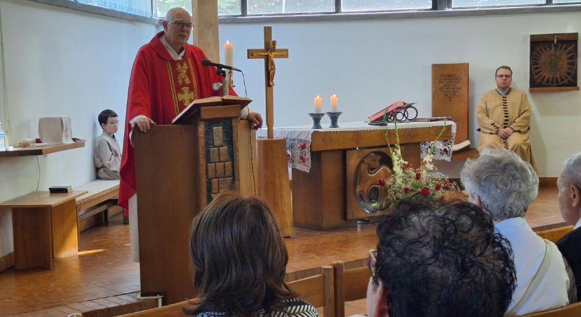 Nem csak a Szentlélek, a szeretet is kiáradt, virágcsokorral köszöntötték a születésnapos atyát