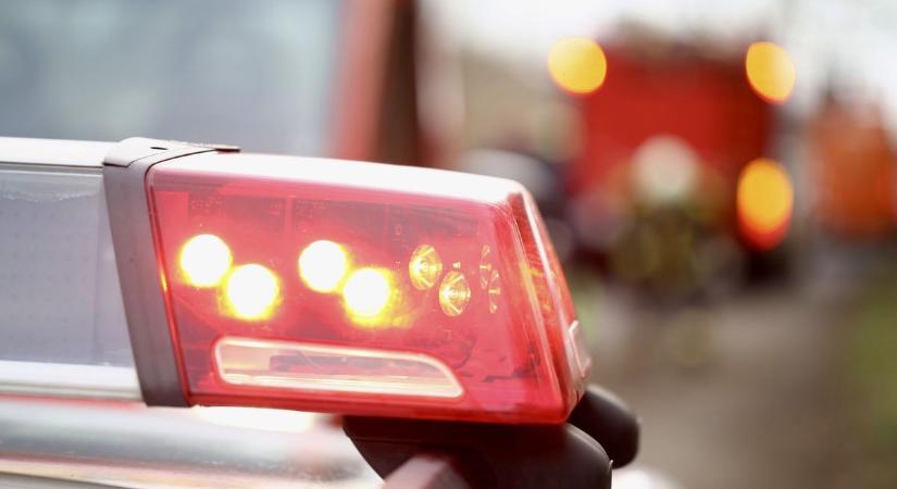 Árokba borult egy autó, teljes útzár mellett dolgoznak a hatóságok
