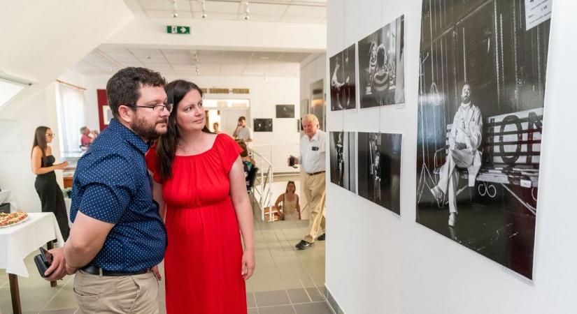 Fotókiállítás nyílt Hajdúhadházon egy népszerű magyar színésznő alkotásaiból