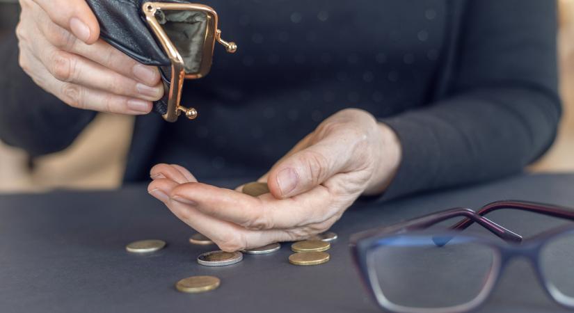 Nem bírják a tempót a nyugdíjak a bérekkel – ilyen messze vannak egymástól