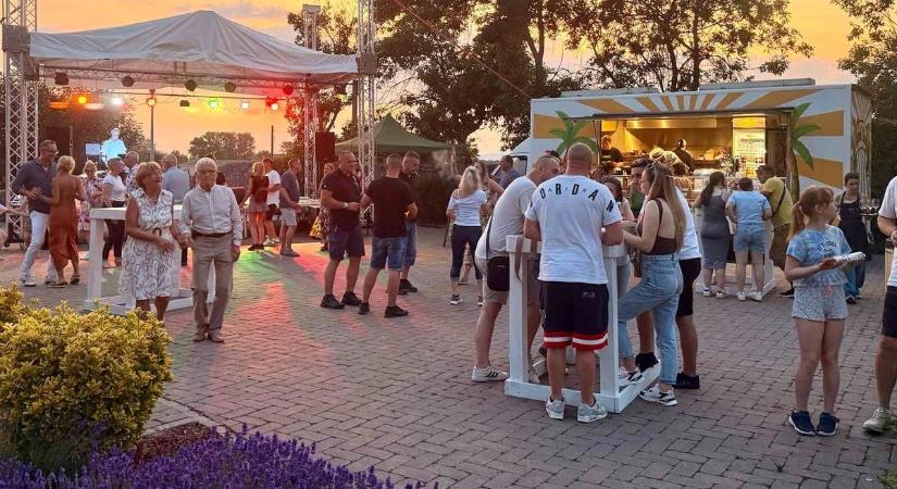 Nem fogja kitalálni, hogy ki énekelt a Barkland Pincészetben - képek