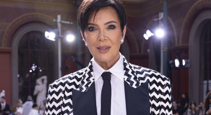 Máris üzletet csinált Kris Jenner saját arcműtétjéből, 14 ezer forintért árulja az ezen viccelődő ajándéktárgyait