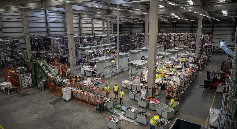 Benéztünk a magyar üzembe, amely szembeszáll a világgal – galéria