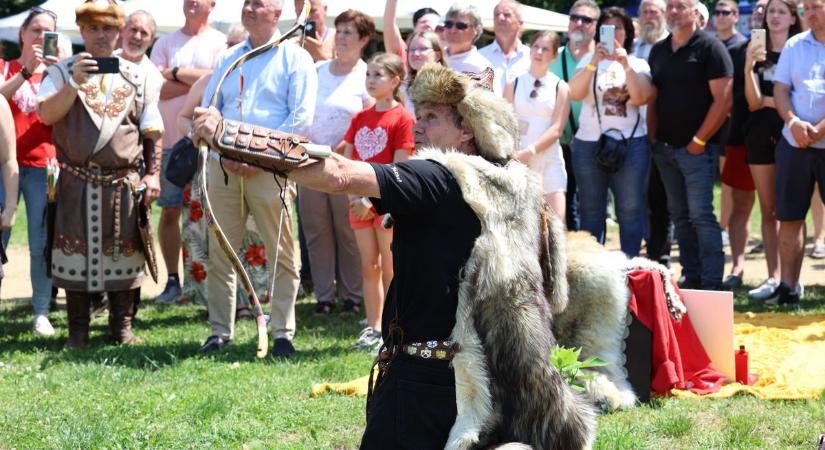 Csak úgy röpült a nyílvessző–Mónus József „Farkas” átlőtte az ibrányi tavat (fotók, videók)