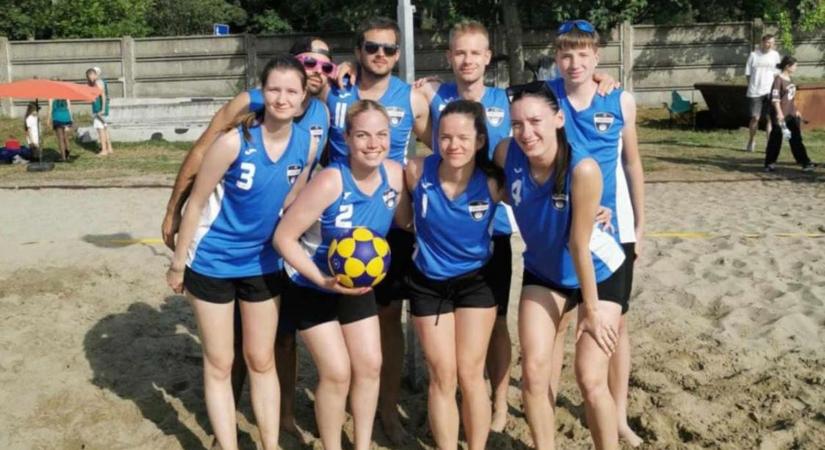 Az égető napsütésben is teljesítettek az egyetem sportolói