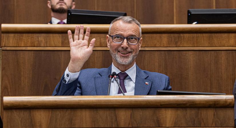 Raši szerint a parlamenti határozat nem akadályozza Ficot a szankciók megszavazásában