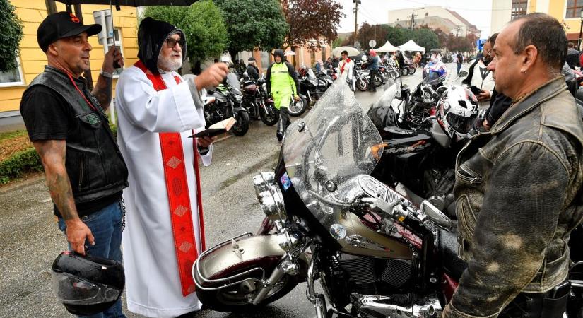 Motorszentelés esőben – Sokan kaptak áldást vasparipájukra - fotók