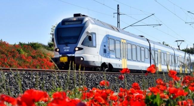 300 autóbusz áll készenlétben vasárnap és hétfőn a vasútvonalak mellé