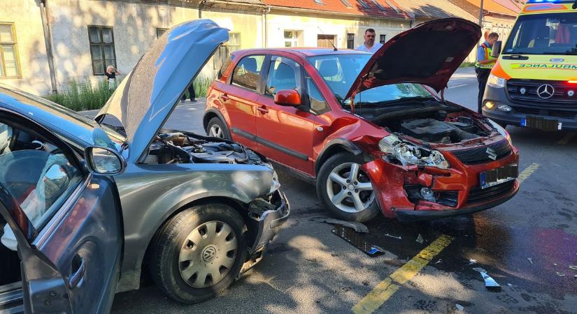 Balesetek sora Baranyában: több sérült, ittas vezetés, árokba borult autó, hármas karambol