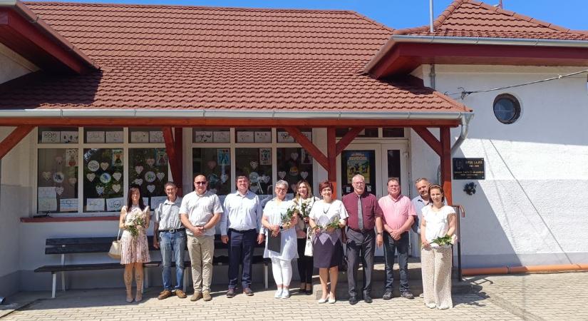 Kisapostagon átadták az iskola felújított épületét