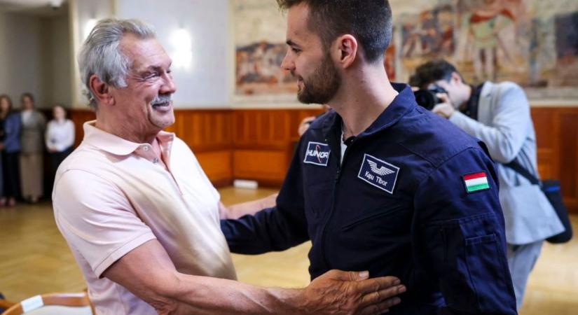 Űrhajós szorít űrhajósnak: Farkas Bertalan Houstonba repült