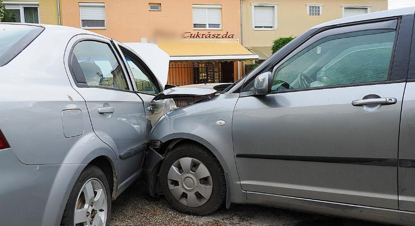 Képeken a szentesi karambol helyszíne, öt ember, köztük két gyermek is ült az autókban