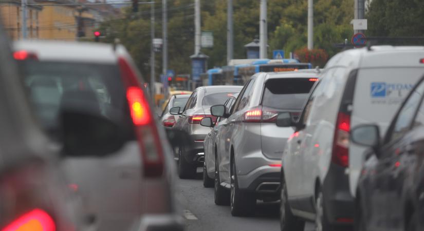 Két baleset is történt a XIII. kerületben – egy autó a villanyoszlopnak csapódott, másik kettő egy kereszteződésben ütközött