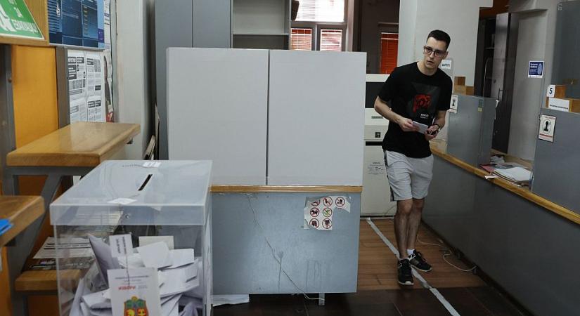 Az utcán, közösen várják a polgárok a választási eredményeket