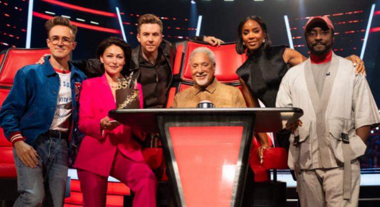 Tom Jones olyan meglepetésben részesült a The Voice-ban, hogy 10 évet fiatalodott