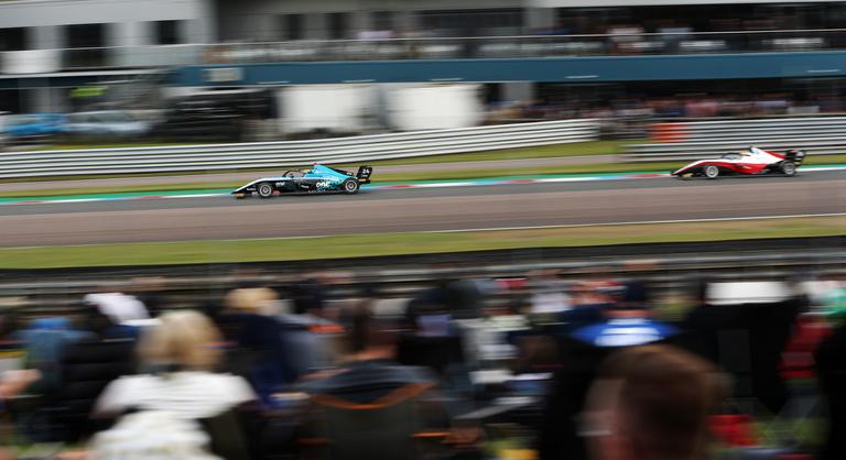 Sporttörténelem: Molnár Martin újabb dobogójával átvette a vezetést a brit F4-es bajnokságban