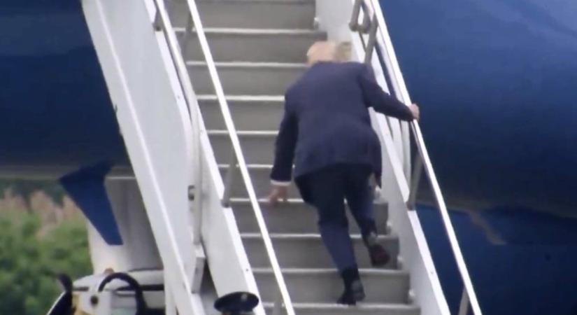 Trump majdnem eltaknyolt a lépcsőn – Biden után most rajta a világ szeme